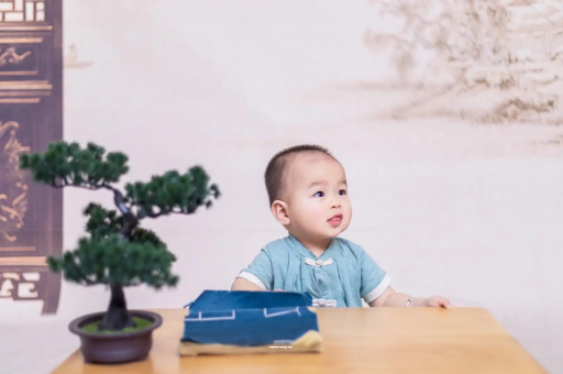 渑池怀孕肚子中间凹两边凸